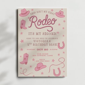 Könnte beinhalten: Eine hellbeige Geburtstagseinladung mit rosa Illustrationen zum Thema Cowboy. Der Text lautet "This ain't my first Rodeo, It's my second!" und enthält Details für eine Geburtstagsfeier, wie Datum, Uhrzeit und RSVP-Informationen.