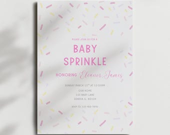 Op de afbeelding: Een baby sprinkle uitnodiging met een witte achtergrond en een strooiselontwerp in roze en geel. De tekst luidt "BABY SPRINKLE" en bevat details over het evenement, ter ere van Eleanor James.