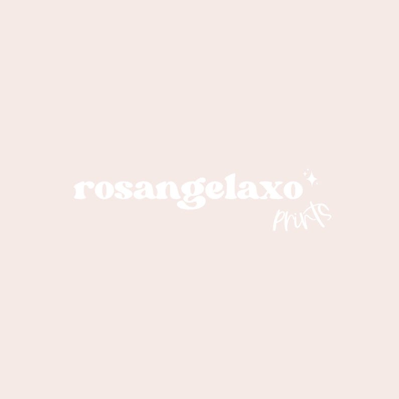 K&ouml;nnte beinhalten: Hellpfirsichfarbener Hintergrund mit dem wei&szlig;en Text "rosangelaxo" in einer abgerundeten Schriftart. Das Wort "prints" ist in einer kursiven Schriftart geschrieben, mit einer kleinen Glitzergrafik rechts.