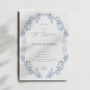 Puede incluir: Una tarjeta de invitaci&oacute;n blanca con una corona floral azul y texto. El texto dice "please join us For The Baptism of our son ANDREW JAMES". Informaci&oacute;n adicional incluye fecha, hora, lugar e informaci&oacute;n de contacto.