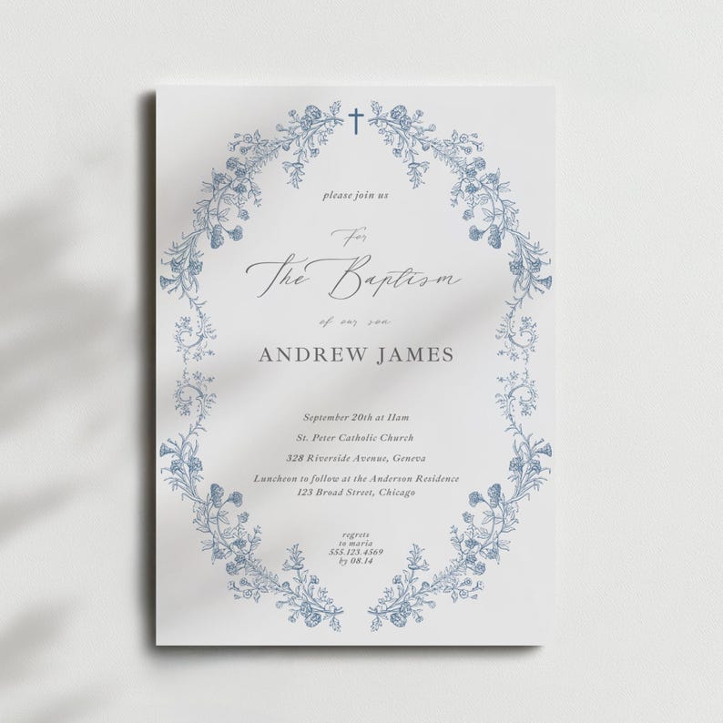 Puede incluir: Una tarjeta de invitaci&oacute;n blanca con una corona floral azul y texto. El texto dice "please join us For The Baptism of our son ANDREW JAMES". Informaci&oacute;n adicional incluye fecha, hora, lugar e informaci&oacute;n de contacto.
