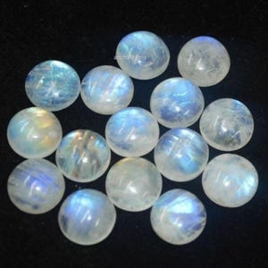 9 mm/10 mm/11 mm/13 mm/14 mm/15 mm Naturalny niebieski błyszczący tęczowy kamień księżycowy okrągły kształt płaski tył kaboszon do biżuterii