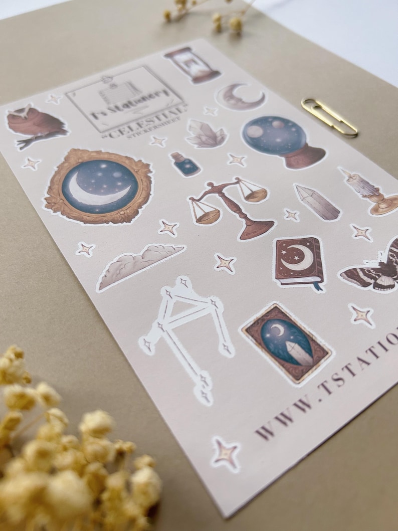 Puede incluir: Una hoja de pegatinas de tem&aacute;tica celestial con ilustraciones de un b&uacute;ho, una luna, estrellas, una balanza, una bola de cristal y un libro. Las pegatinas son en tonos marrones, azules y dorados. El texto "Celestial Sticker Sheet" es visible.