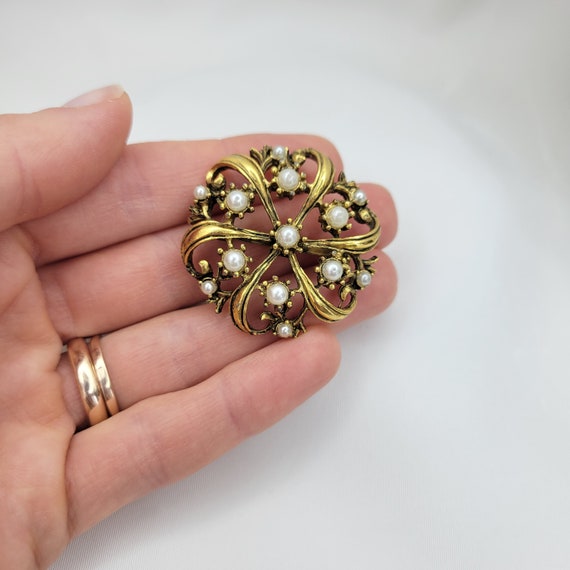 Antiqued gold pearl brooch Oval floral brooch vin… - image 3