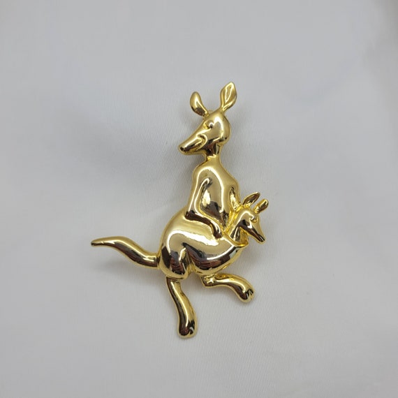 Kangaroo brooch Vintage animal brooch gold tone - image 6