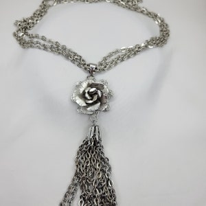 Collar con borlas vintage de Giovanni Jewelry, collar con colgante de rosa en tono plateado.