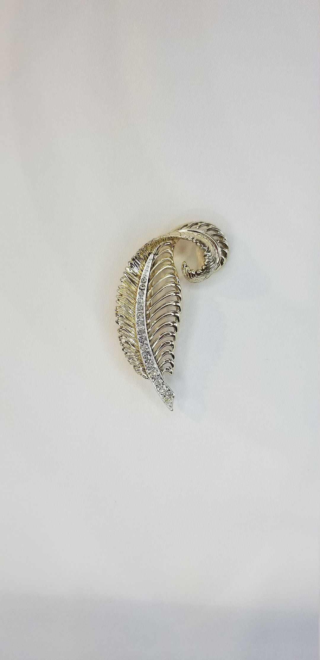 Broche Vintage Française - Feuillage En Métal Argenté Avec Strass - Ancienne - 5,2 X 3 Cm