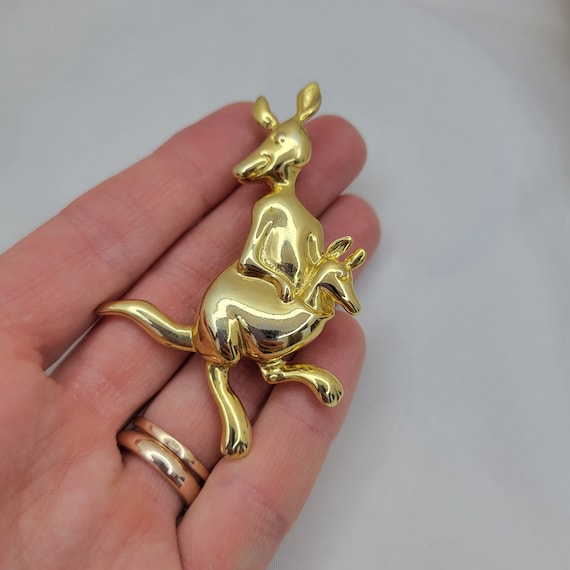 Kangaroo brooch Vintage animal brooch gold tone - image 5