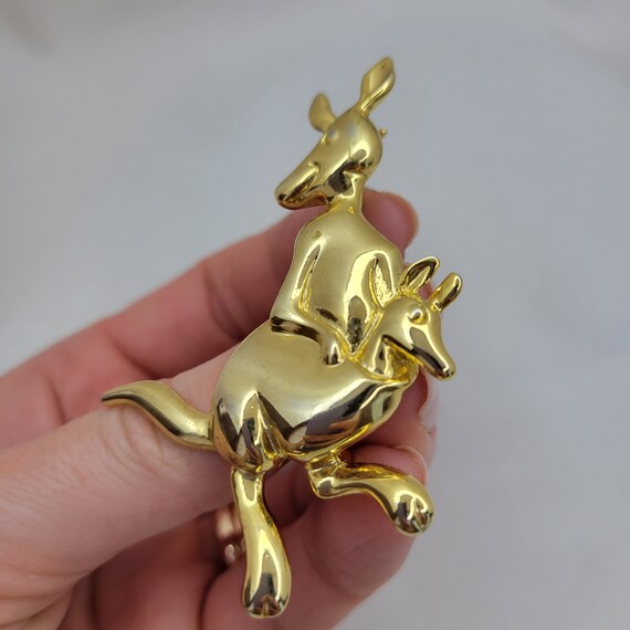 Kangaroo brooch Vintage animal brooch gold tone - image 3