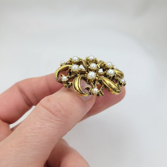 Antiqued gold pearl brooch Oval floral brooch vin… - image 6