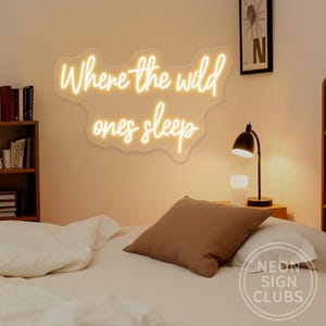 Letrero de neón "Donde duermen los salvajes" / Letrero de neón para dormitorio infantil / Letrero de neón personalizado / Decoración de pared para habitación de niños / Decoración de habitación de niños pequeños / Regalo para niños