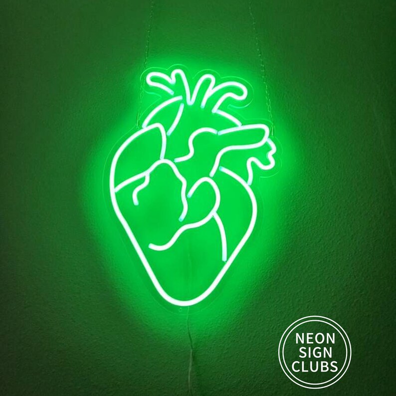 Peut inclure: Une enseigne au n&eacute;on en forme de c&oelig;ur humain, brillant en vert vif sur un fond vert. L'enseigne est un contour d&eacute;taill&eacute; de l'anatomie du c&oelig;ur. Les mots "Neon Sign Clubs" sont dans un cercle blanc en bas &agrave; droite.