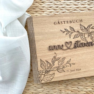Gästebuch Hochzeit mit Fragen aus Holz, 3d Schriftzug Nuss, Erinnerungsbuch personalisiert, Geschenk zur Hochzeit, V03