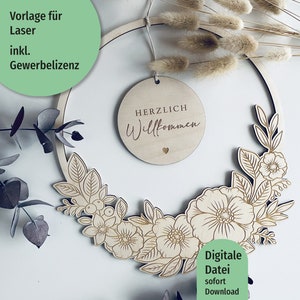 May include: A wooden floral wreath with a circular design. The wreath features laser-cut flowers and leaves, with a round wooden sign that reads "HERZLICH Willkommen". The image also includes text that says "Vorlage für Laser inkl. Gewerbelizenz" and "Digitale Datei sofort Download".