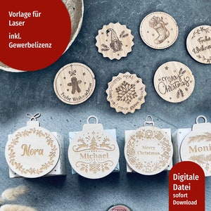 Könnte beinhalten: Eine Auswahl an lasergeschnittenen Weihnachtsornamenten und runden Dekorationen aus Holz. Die Ornamente zeigen Namen und festliche Designs, während die runden Stücke Weihnachtsgrüße und Illustrationen zeigen. Der Text "Merry Christmas" ist sichtbar.