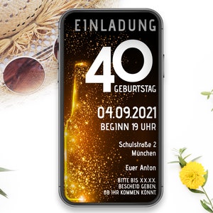Könnte beinhalten: Ein Smartphone zeigt eine digitale Einladung zum 40. Geburtstag. Das Design zeigt goldene Akzente, die Zahl 40, Veranstaltungsdetails und den Text "EINLADUNG". Ein Strohhut, Sonnenbrille und Blumen befinden sich im Hintergrund.
