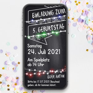 Könnte beinhalten: Ein Smartphone zeigt eine Geburtstagseinladung mit dem Text "EINLADUNG ZUM 5. GEBURTSTAG" und Veranstaltungsdetails. Die Einladung ist mit Lichterketten verziert und von bunten Konfetti umgeben.