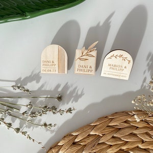 Wedding guest badge made of wood, wedding pin boho, set of place cards, guest gifts, V03