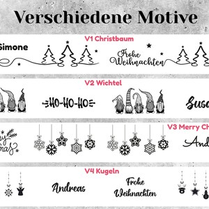 Puede incluir: Un dise&ntilde;o gr&aacute;fico con elementos navide&ntilde;os. El dise&ntilde;o incluye texto como "Simone", "Merry Christmas" y "Andreas", junto con ilustraciones de &aacute;rboles de Navidad, gnomos y adornos. El texto "Verschiedene Motive" est&aacute; en la parte superior.