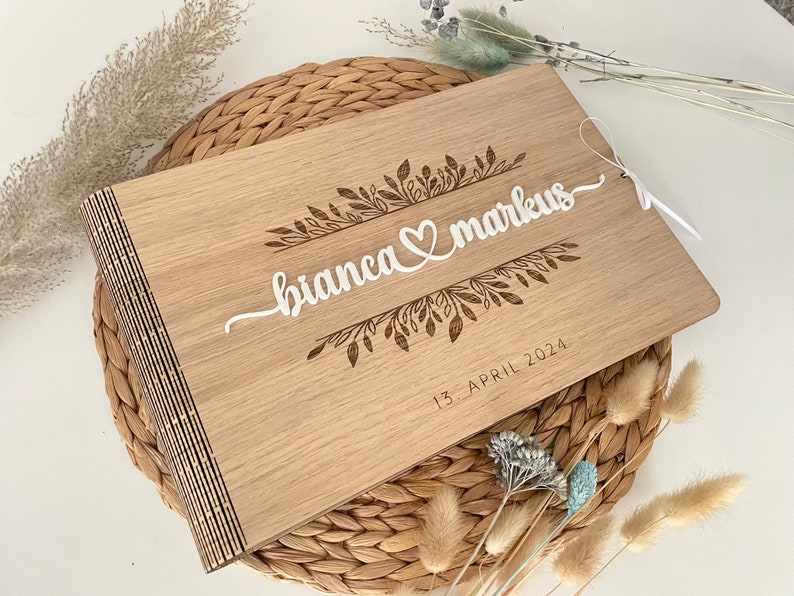 Gästebuch Hochzeit mit Fragen aus Holz, Erinnerungsbuch personalisiert, Geschenk zum Geburtstag, 3D Schriftzug, Acryl, DIN A4, V01 Bild 3