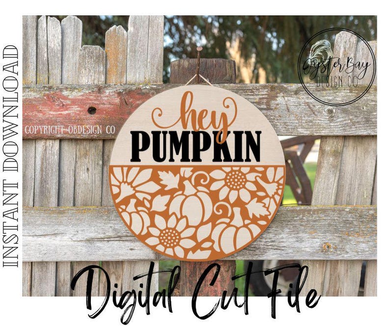 K&ouml;nnte beinhalten: Ein rundes Holzschild mit den Worten "hey PUMPKIN" in Schwarz und Orange. Die untere H&auml;lfte zeigt ein ausgeschnittenes Design aus K&uuml;rbissen und Sonnenblumen. Das Schild h&auml;ngt an einem Holzzaun. Die Worte "Digital Cut File" sind unten geschrieben.