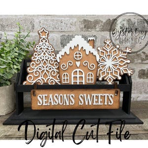 Puede incluir: Un diseño de archivo de corte digital que presenta una casa de jengibre, un copo de nieve, un árbol de Navidad y un letrero que dice "Season's Sweets".