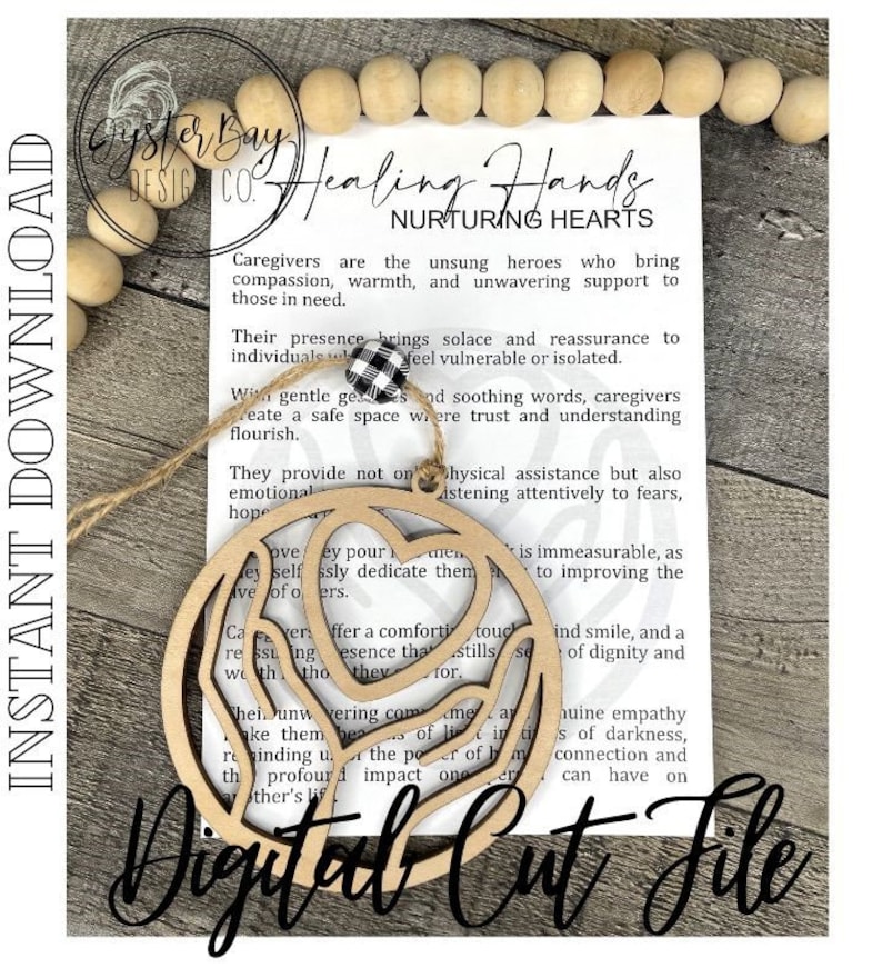 K&ouml;nnte beinhalten: Ein Holzausschnitt von zwei H&auml;nden, die ein Herz halten, mit dem Text "Healing Hands Nurturing Hearts" und einer Beschreibung von Pflegekr&auml;ften als unbesungene Helden, die Mitgef&uuml;hl, W&auml;rme und unersch&uuml;tterliche Unterst&uuml;tzung f&uuml;r Bed&uuml;rftige bringen.