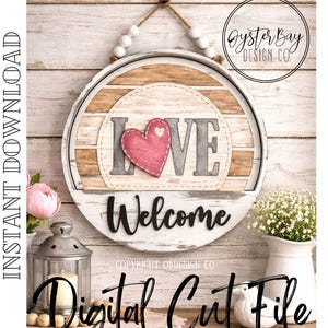 Puede incluir: Un letrero redondo de madera con la palabra "LOVE" y un corazón rosa en el centro. La palabra "Welcome" está debajo. El letrero está decorado con detalles blancos y marrones y tiene un colgador de cuerda. El texto "Digital Cut File" está en la parte inferior.