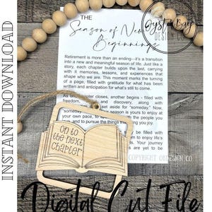 Può includere: Un segnalibro in legno a forma di libro aperto con la scritta "On to the next chapter". Il segnalibro è attaccato a una carta con il testo "The Season of New Beginnings". Sono visibili anche le parole "Instant Download" e "Digital Cut File".