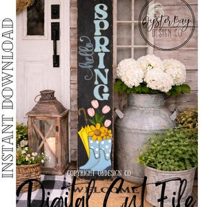 K&ouml;nnte beinhalten: Ein Holzschild mit dem Wort "SPRING" in hellblauen Buchstaben und dem Satz "hello" in Kursivschrift. Das Schild zeigt einen gelben Regenschirm, blaue Gummistiefel und Blumen. Eine Laterne, Blumen und ein Metallbeh&auml;lter sind ebenfalls sichtbar.