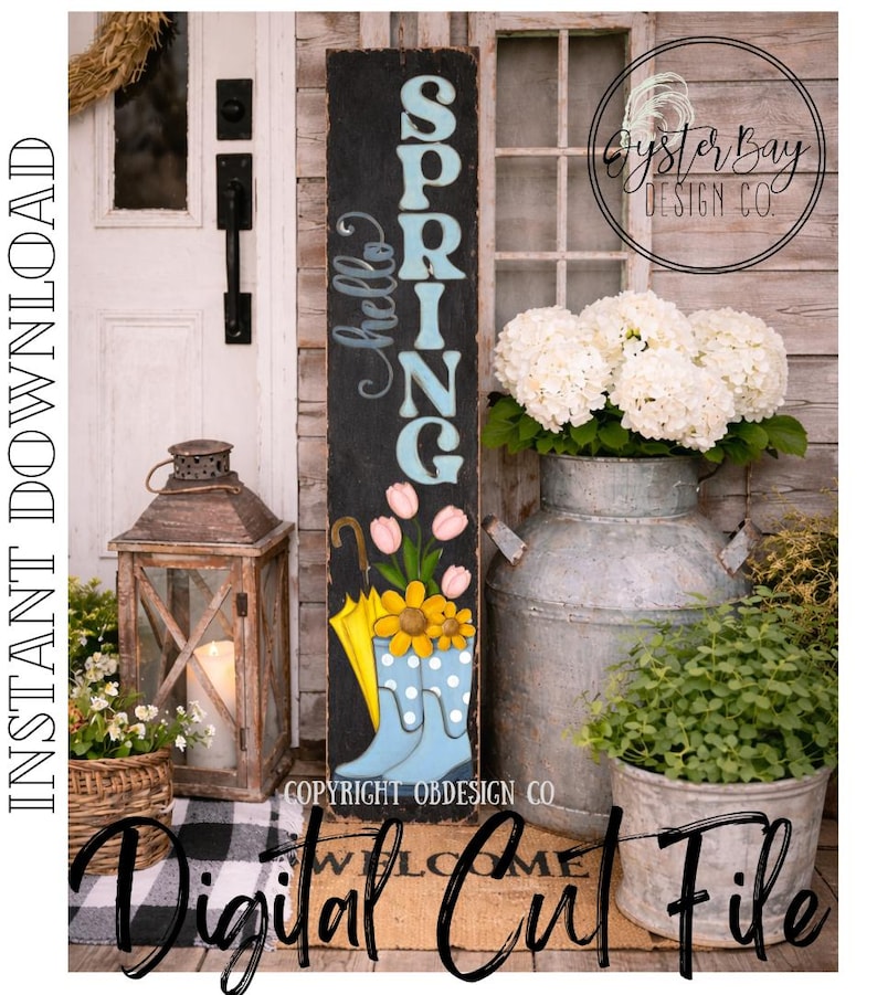 K&ouml;nnte beinhalten: Ein Holzschild mit dem Wort "SPRING" in hellblauen Buchstaben und dem Satz "hello" in Kursivschrift. Das Schild zeigt einen gelben Regenschirm, blaue Gummistiefel und Blumen. Eine Laterne, Blumen und ein Metallbeh&auml;lter sind ebenfalls sichtbar.