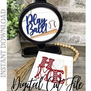 Könnte beinhalten: Eine digitale Schnittdatei für ein Deko-Schild mit den Worten "Play Ball!" und einem Baseball- und Schläger-Design. Das zweite Schild zeigt das Wort "Home" mit einem Baseball- und Schläger-Design.