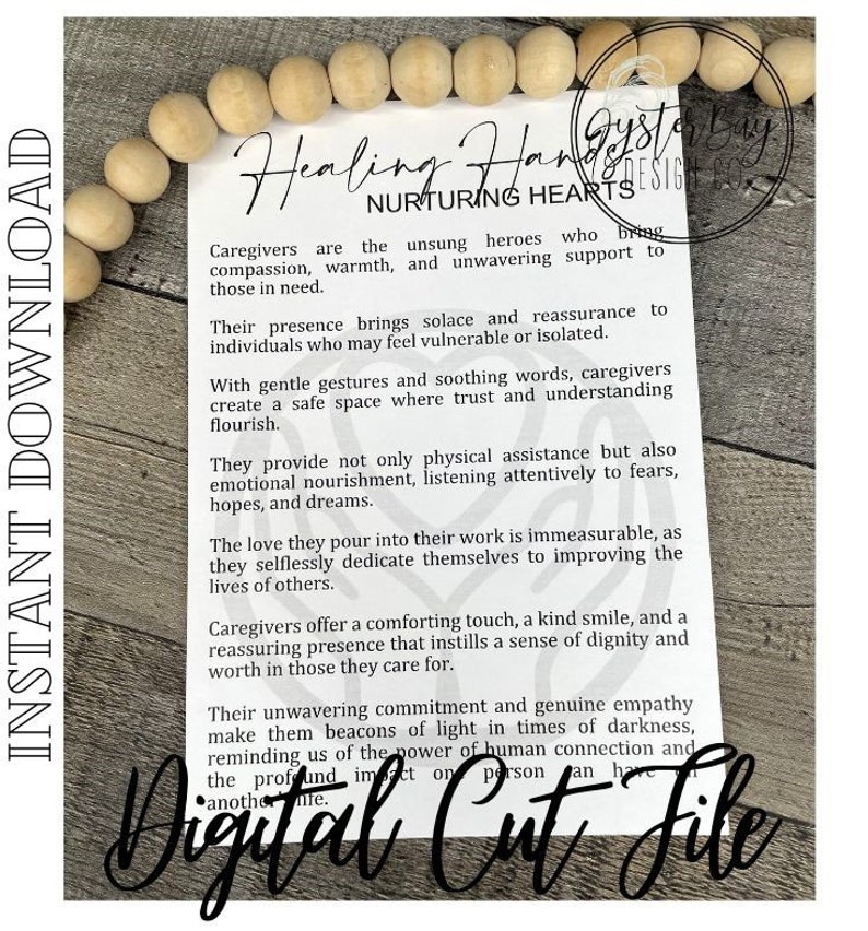 K&ouml;nnte beinhalten: Eine wei&szlig;e, druckbare digitale Schnittdatei mit dem Text "Healing Hands Nurturing Hearts" und einem Zitat &uuml;ber Pflegekr&auml;fte. Das Zitat lautet: "Pflegekr&auml;fte sind die unbesungenen Helden, die Mitgef&uuml;hl, W&auml;rme und unersch&uuml;tterliche Unterst&uuml;tzung f&uuml;r diejenigen bringen, die sie brauchen."