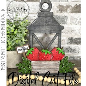 Puede incluir: Una linterna de madera con un letrero que dice "Fresas frescas 2.50". La linterna está llena de tres fresas rojas y hojas verdes. La linterna está sentada sobre una superficie de ladrillo. La imagen está etiquetada como "Archivo de corte digital" y "Oyster Bay Design Co."