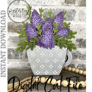 Peut inclure: Un fichier de découpe numérique représentant une tasse en céramique blanche avec un motif géométrique blanc et gris, remplie d'un bouquet de fleurs de lilas pourpres.