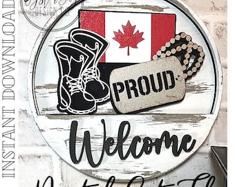Puede incluir: Un letrero redondo de madera con un acabado blanco desgastado, con una bandera canadiense, botas negras, una placa de identificación que dice "PROUD" y la palabra "Welcome". El letrero también tiene el texto "Digital Cut File".