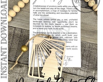Könnte beinhalten: Ein Holz-Ausschnitt eines Absolventen in Kappe und Robe mit einem Sonnenstrahlen-Design dahinter. Der Ausschnitt ist an einer Karte mit dem Text "The Graduates Journey" und einer Botschaft über die Zukunft befestigt.