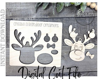 Puede incluir: Archivo de corte digital de madera para crear un adorno de reno. El diseño incluye un recorte de cabeza de reno, junto con piezas separadas para adornos y un lazo. El texto "Create a reindeer ornament" es visible.