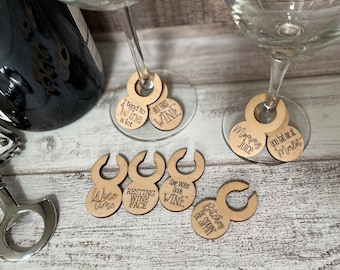 Dijes de vino cortados con láser con frases (solo archivo digital)