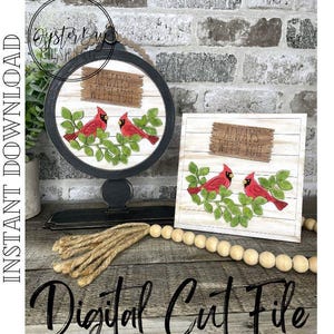 Könnte beinhalten: Zwei digitale Schnittdateien mit roten Kardinälen, die auf Ästen mit grünen Blättern sitzen. Die Dateien enthalten den Text "Always with you" auf einem Holzschild.