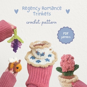 Puede incluir: Imagen de un patrón de ganchillo titulado "Regency Romance Trinkets". La imagen muestra varios adornos de ganchillo, incluyendo una taza y platillo, una abeja, una flor y un racimo de uvas. El patrón está disponible en PDF.