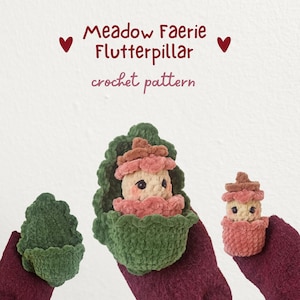 Könnte beinhalten: Ein Bild einer Häkelanleitung für einen "Meadow Faerie Flutterpillar". Das Bild zeigt drei handgefertigte Häkelfiguren in Grün, Rosa und Beige. Der Text "Meadow Faerie Flutterpillar crochet pattern" ist in Burgunderrot.