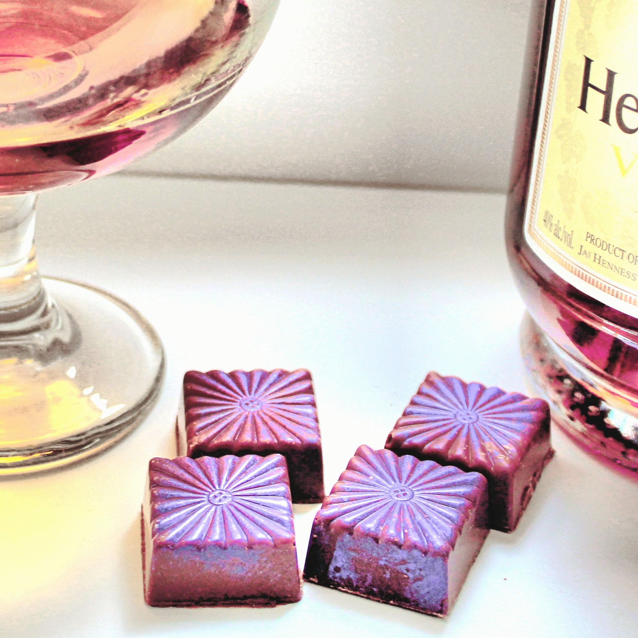 12 tartufi di cioccolato di lusso aromatizzati con vero Hennessy Cognac VSOP. cacao etico (consegna negli Stati Uniti) Un bel regalo per la mamma o per il compleanno