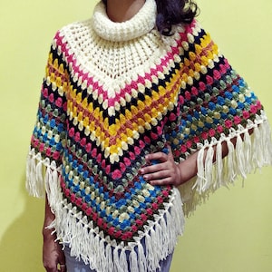 Poncho en laine à col roulé tricoté main | Vêtements d&#39;automne | Poncho/Châle pour femme. Poncho multicolore pour elle.