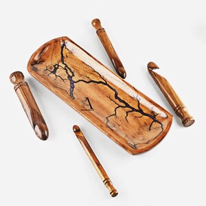 Holz Ergonomisches Set mit 4 Jumbo Häkelnadeln 15 mm, 20 mm, 25 mm und 30 mm Holz Set mit 4 extra großen Garnhäkelnadeln Garnschale