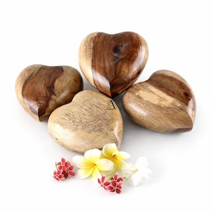 Handgjord hjärtformad träurna för aska