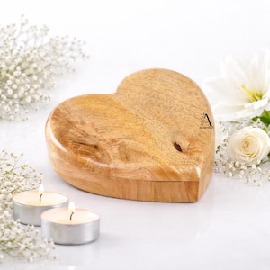 Handskuren träurna med hjärta: Biologiskt nedbrytbar aska för husdjur/människor