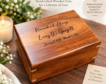 Puede incluir: Una urna rectangular de madera con acabado pulido, que presenta el texto grabado "Remembered Always, Leroy W. Gangell, January 8, 1928 - March 2, 2026." La caja tiene uniones de madera de color claro visibles en las esquinas y una tapa.