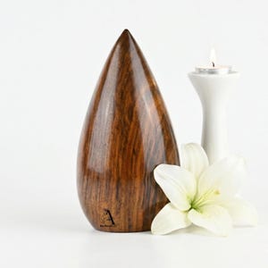 Urna decorativa cónica de madera: recuerdo conmemorativo personalizado para cenizas. imagen 1