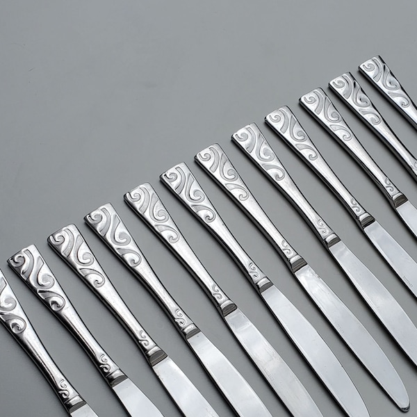 Oneida 18/0 Stainless Stanhope Pattern - Set of 12 Dinner Knives - Fancy Circle Scroll Design On Handle - 9.5"